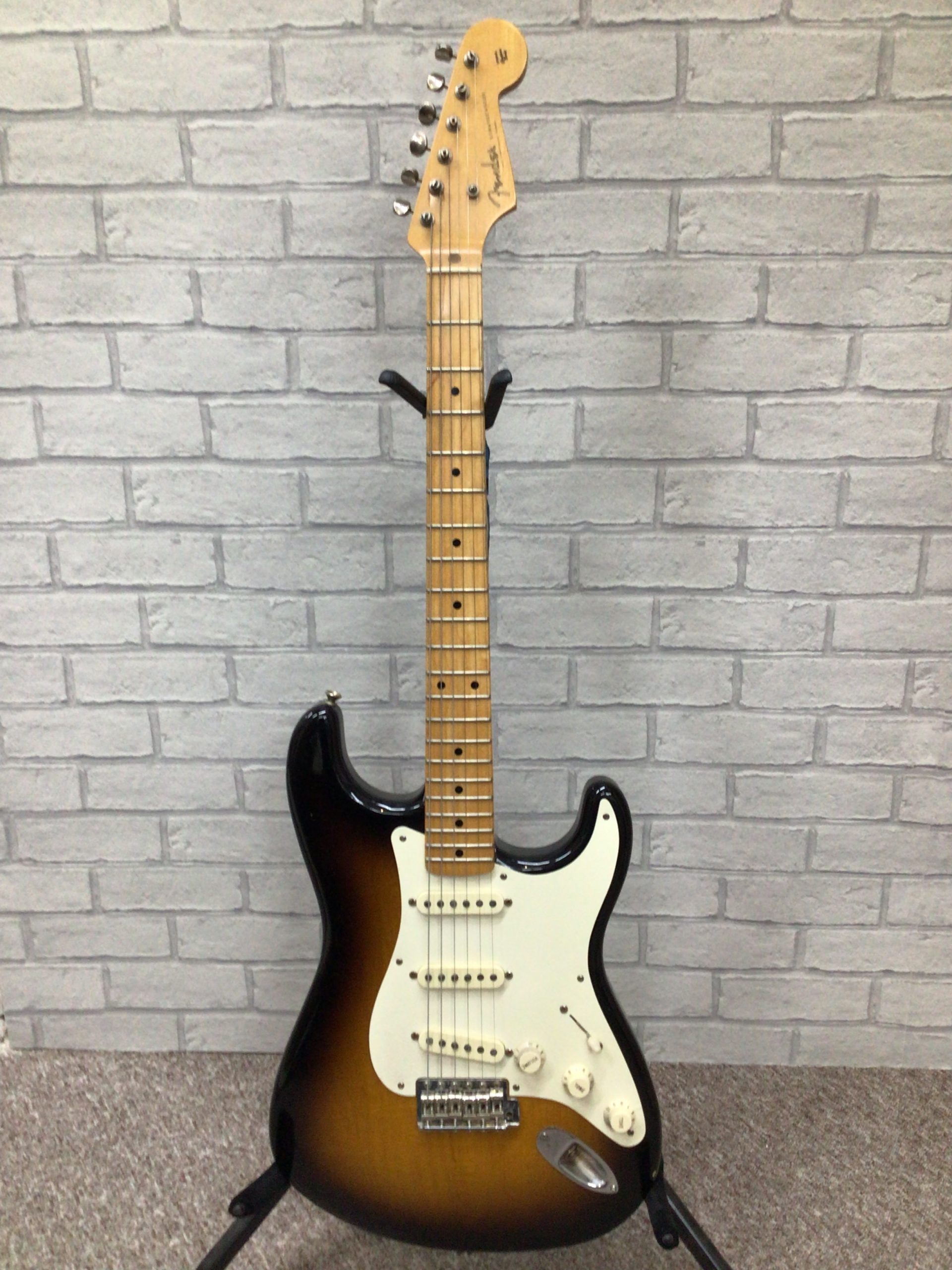 IMG_7568 Fender American Vintage ’54 Stratocaster Thin Skin FSR 2007 – Two-Colour Sunburst - Image 1