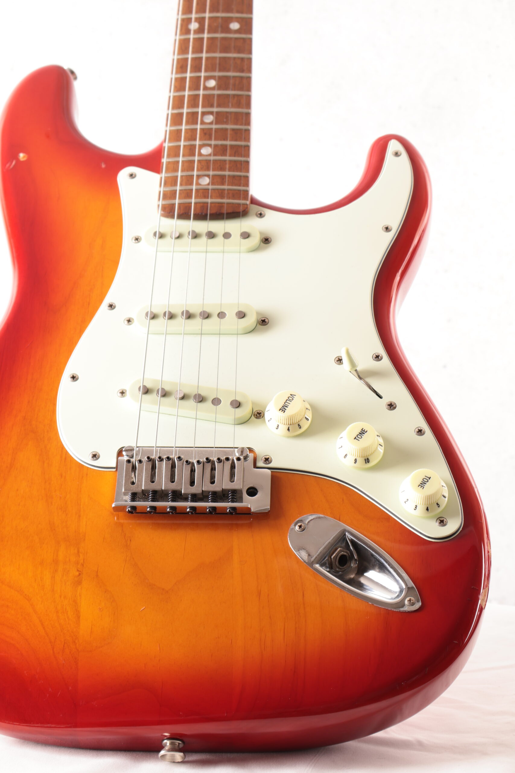 SQUIER Stratocaster Standard 2004- Cherry Sunburst Guitar - Old